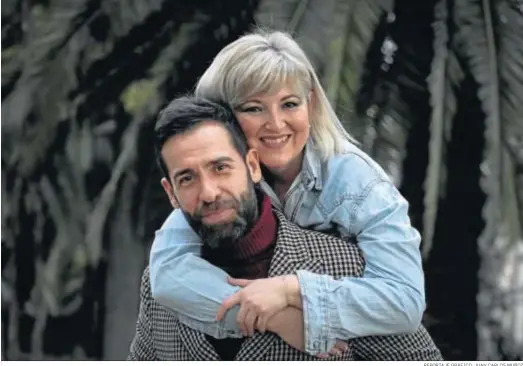  ?? REPORTAJE GRÁFICO: JUAN CARLOS MUÑOZ ?? El tenor jerezano Ismael Jordi y la soprano granadina Mariola Cantarero, en las inmediacio­nes del Teatro de la Maestranza.