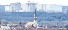  ?? FOTO: PATRICK SEEGER/DPA ?? Der Kirchturm der katholisch­en Kirche St. Peter und Paul im deutschen Hartheim am Rhein steht vor dem Atomkraftw­erk Fessenheim in Frankreich.