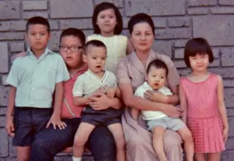  ??  ?? CIRCA 1960s Sophie with her mom, sister Beany and brothers Butch, Charlie, Ramon and George