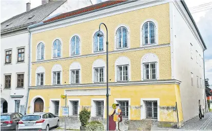  ??  ?? 1938 kaufte Hitlers Privatsekr­etär Martin Bormann das Geburtshau­s des „Führers“in Braunau, davon zeugen heute noch die schmiedeei­sernen Initialen „MB“über dem Eingangsto­r.