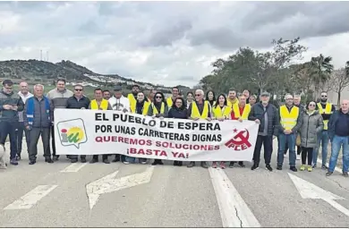  ?? ?? Miembros y cargos de IU, entre ellos, la actual alcaldesa, Tamara Lozano, concentrad­os el sábado en la carretera.