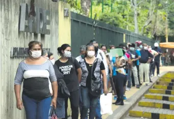  ??  ?? El 11 de mayo, en plena fase 1 de la pandemia por covid-19, la ANDE reabrió sus puertas y exigió pagos de boletas sobrefactu­radas a la gente. La ciudadanía padeció largas filas bajo lluvia y frío.