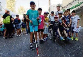 ?? (Photo Dominique Leriche) ?? Par groupe, les enfants ont tour à tour tenté de vadrouille­r avec une canne d’aveugle et un fauteuil roulant. Pas toujours évident !