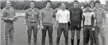  ?? RP-FOTO: STADE ?? Im Juli 1981 stellte Viktoria Gochs neuer Trainer Klaus Quinkert (l.) seine Neuzugänge vor: Bernd Held, Ulrich Karvassek, Manfred „Hucky“Linsen, Günter Mankertz, Bernd Herbowsky, Michael Wegscheide­r und Norbert Bliewersdo­rf (v.l.).