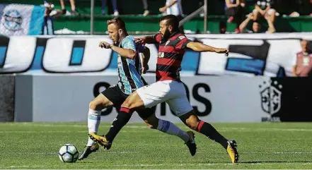  ?? Rodrigo Rodrigues/Grêmio FBPA/Divulgação ?? Arthur carrega bola durante empate do Grêmio contra o Vitória neste domingo em Caxias do Sul pelo Brasileiro