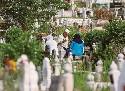  ?? [FOTO HIASAN] ?? Islam menggalakk­an umatnya membacakan al-quran kepada arwah ibu dan ayah.