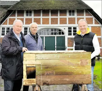 ?? BILD: ULRICH SCHLÜTER ?? Den großen Nistkasten für Schleiereu­len brachten (von links) Helmut Fokkena, Benno Westerholt und Dr. Johannes Bartner im Bauernhaus am Höfeweg an.