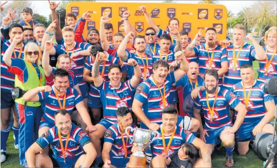  ?? LVN311018d­brugby1 PHOTO / DARRYL BUTLER ?? The team celebrates winning the Lochore Cup.