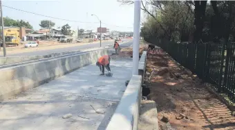  ??  ?? Varias obras públicas se están viendo afectadas por la falta de cemento, alertan varios gremios.