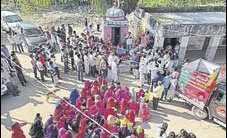  ?? HIMANSHU VYAS/ HT ?? Locals at a poll meet in Sirohi in eastern Rajasthan.