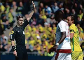  ??  ?? L’arbitre rennais François Letexier lors de Nantes-Bordeaux, le 16 avril 2017.