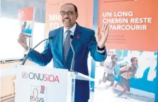  ??  ?? Michel Sidibé, director de ONUSIDA, al presentar ayer en París el reporte anual sobre el estatus de la enfermedad en el mundo.