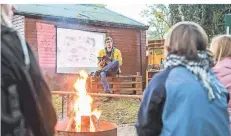  ?? RP-FOTO: JÜRGEN LAASER ?? Feuerschal­e und Nebelmasch­ine sorgten während der Lesung mit Autor Simon Kledtke für eine mystische Stimmung.