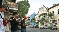  ?? AHMAD KHUSAINI/JAWA POS ?? DIABADIKAN: Setyo Nugroho (kiri), anggota Komunitas Urban Sketcher Surabaya, menjadikan eks Toko Buku Narain di Jalan Pahlawan sebagai objek sketsa kemarin. Foto atas, hasil akhir sketsa Setyo.