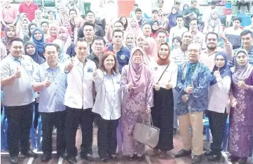  ??  ?? Hamisa (centre) with the organizers and employers during the Human Capital Empowermen­t Program at SJK (C) Yuk Chin yesterday.