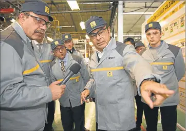  ?? FOTOS: GENTILEZA RENAULT-NISSAN ?? SANTA ISABEL. El ejecutivo mejor pago del mundo visitó la planta de la empresa en Córdoba.