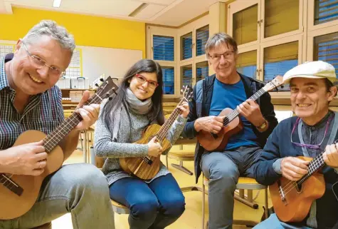  ?? Foto: Sigrid Wagner ?? Eine Schnuppers­tunde beim Volkshochs­chulkurs in Steppach wurde spontan zum südamerika­nisch-deutschen Liederaben­d. Viel Freude am gemeinsame­n Musizieren auf der Ukulele hatten (von links) Jürgen Häßlein, Heidi Galarza Argudo, Heinz Faber, Musiker und Komponist Klaus Schindler.