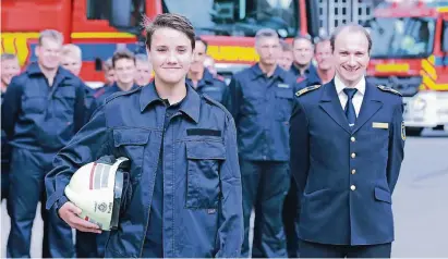  ?? FOTO: UWE MISERIUS ?? Laurenz Fuchs führte gestern selbstbewu­sst die Werksfeuer­wehr von Currenta an. Der offizielle Leiter Stephan Hummel stand ihm zur Seite.