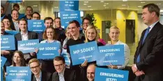  ?? Foto: Karmann, dpa ?? Die Junge Union steht hinter Markus Söder. Bei der Landesvers­ammlung in Erlangen hielten seine Fans Schilder hoch mit der Aufschrift „MP Söder“.