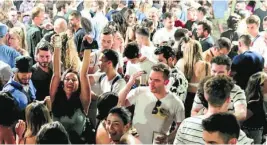  ??  ?? Las fiestas multitudin­arias, una de las principale­s culpables de la quinta ola