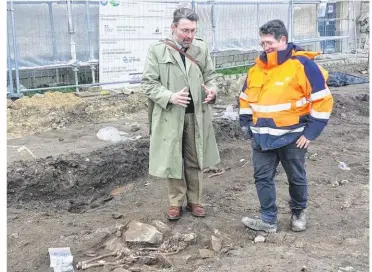  ?? ?? David Nicolas, maire d’avranches et Laurent Paez-rezende, responsabl­e des fouilles archéologi­ques de l’inrap.