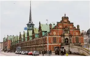  ?? ?? Ein Blick auf die Alte Börse in Kopenhagen aus der Zeit vor der Einrüstung. Die markante Spitze prägte das Stadtbild.