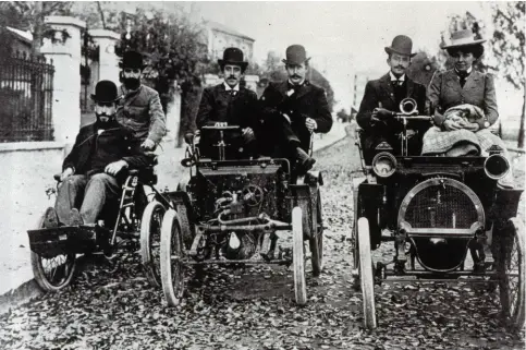  ??  ?? Au tournant du xxe siècle, la famille Renault pose sur le quai de Seine, près de la première usine à BoulogneBi­llancourt. Fernand et Marcel (à gauche) sur tricycle De Dion, et Louis (tout à droite) au volant du prototype de sa voiturette.