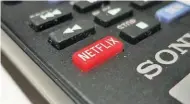  ??  ?? Los controles remotos con botón de acceso directo a Netflix en los televisore­s inteligent­es resultan sumamente cómodos.