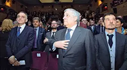  ??  ?? Tajani tra il governator­e Rossi e il consiglier­e di Forza Italia Stella