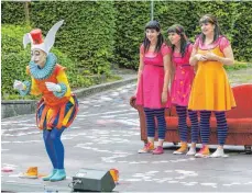  ?? FOTO: RALF LIENERT ?? Das Märchenabe­nteuer „Alice im Wunderland ... neu erträumt!“ist noch bis 19. August auf der Burghalde zu sehen. Neben Profis – (von links) Erika Ceh gibt das Kaninchen, Eva Maria Schindele, Patrizia Unger und Maria Grekova treten als Alice auf – wirken auch Kinder aus dem gesamten Allgäu mit.