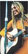  ?? FOTO: ULLSTEIN ?? Joni Mitchell beim Isle-of-Wight-Festival im Jahr 1970.