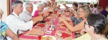  ?? Foto: Heike John ?? Gutes Essen kommt bei den französisc­hen Freunden nie zu kurz, das wissen die Meringer, die schon mehrfach in Ambérieu mit da bei waren.