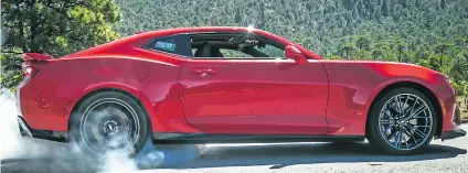  ??  ?? AL INTERIOR, el Camaro ZL1 no abandona la deportivid­ad y mucho menos sacrifica el lujo con volante y asientos climatizad­os forrados en gamuza para mejor agarre, así como head up display en el parabrisas y sistema de sonido Bosé