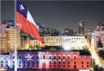  ??  ?? La Moneda se iluminó ayer en conmemorac­ión del aniversari­o del plebiscito.