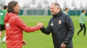  ?? Foto: Ulrich Wagner ?? Hatten an Martin Schmidts (links) erstem Arbeitstag schon beste Laune – nach geschaffte­m Klassenerh­alt sollte das auch so bleiben: Der Schweizer Trainer gemeinsam mit Manager Stefan Reuter.