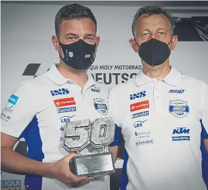  ?? FOTO: MOTOGP.COM ?? El nº 50 de Dupasquier El team mánager Florian Prüstel y el propietari­o Ingo Prüstel con el trofeo que marca la retirada