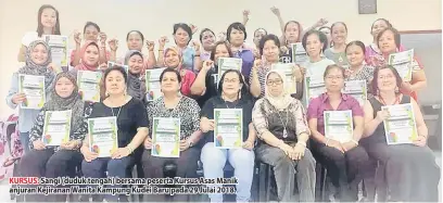  ??  ?? KURSUS: Sangi (duduk tengah) bersama peserta Kursus Asas Manik anjuran Kejiranan Wanita Kampung Kudei Baru pada 29 Julai 2018.