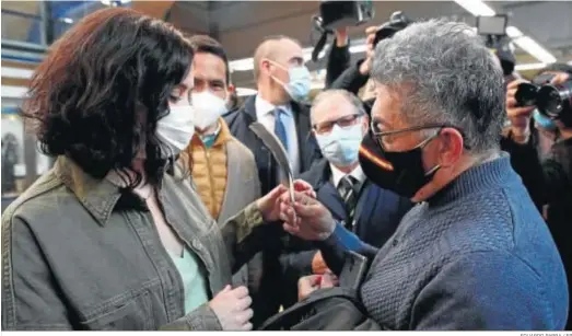  ?? EDUARDO PARRA / EP ?? La presidenta de Madrid, Isabel Díaz Ayuso, conversa ayer en un acto en la estación de Metro de Villaverde Alto con un vecino.