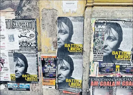  ?? STEFANO MONTESI - CORBIS / GETTY ?? Carteles en los que se pide la liberación de Cesare Battisti en Roma, en el año 2011