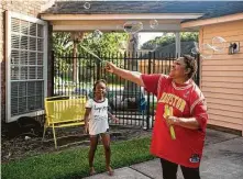  ?? Mark Mulligan / Staff photograph­er ?? Billye Moutra plays with her 7-year-old granddaugh­ter Khloe in her driveway in Missouri City.