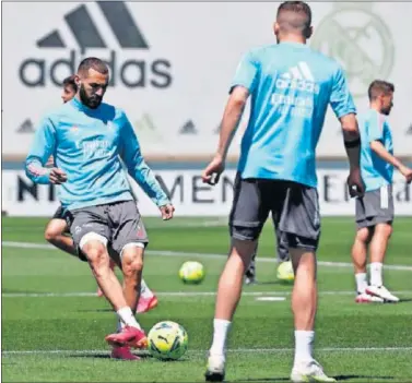  ??  ?? Benzema, durante el entrenamie­nto del Real Madrid celebrado ayer en Valdebebas.