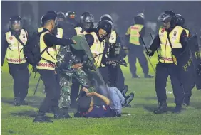  ?? ?? Caos. Al menos 125 aficionado­s murieron en un estadio en Indonesia.