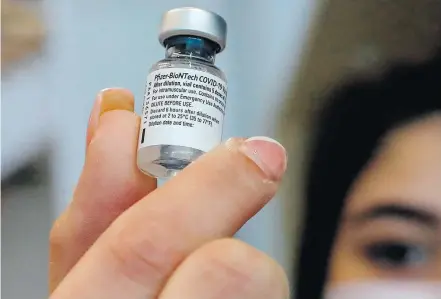  ?? AHMAD GHARABLI / AFP ?? Saída. Vacina da Pfizer Biontech: solução seria autorizar o governo a se responsabi­lizar por eventuais riscos por seu uso