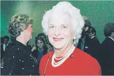  ??  ?? De afiliación republican­a, Barbara se presentaba en la campaña de su esposo George con un collar de perlas falso. “Soy lo que ven, no estoy buscando la presidenci­a, George Bush sí”, dijo en 1988.