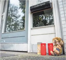  ?? FOTO: DPA ?? Kerzen und Teddybären aus Stoff vor dem Mehrfamili­enhaus, in dem das zweijährig­e Mädchen getötet wurde.