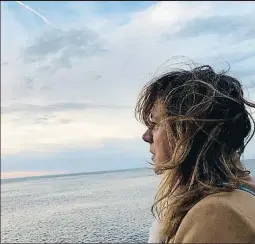  ?? @EMMASUAREZ.25 ?? La actriz Emma Suárez observando el mar en San Sebastián