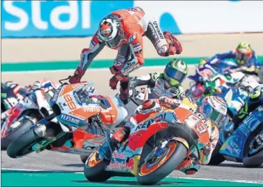  ??  ?? ‘POR OREJAS’. Jorge Lorenzo perdió el control de su Ducati al abrir gas en la zona sucia de la curva.