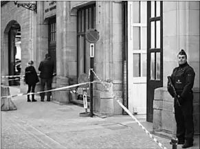  ??  ?? Police keep watch outside the police headquarte­rs. (Photo: Investing)