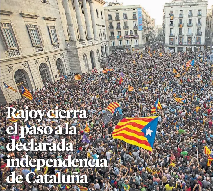  ??  ?? Un grito unificado. “Visca la República”, gritaron miles de catalanes que se congregaro­n ayer frente al Parlamento regional, donde siguieron en vivo la histórica votación que determinó la separación