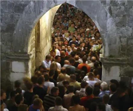  ?? © reuters ?? Drummen om het oude centrum van Dubrovnik te bereiken: 750 inwoners en 2 miljoen bezoekers per jaar.